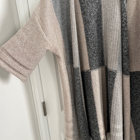 Love Riche Gray and Cream Fringe Poncho - Picture 4 of 12